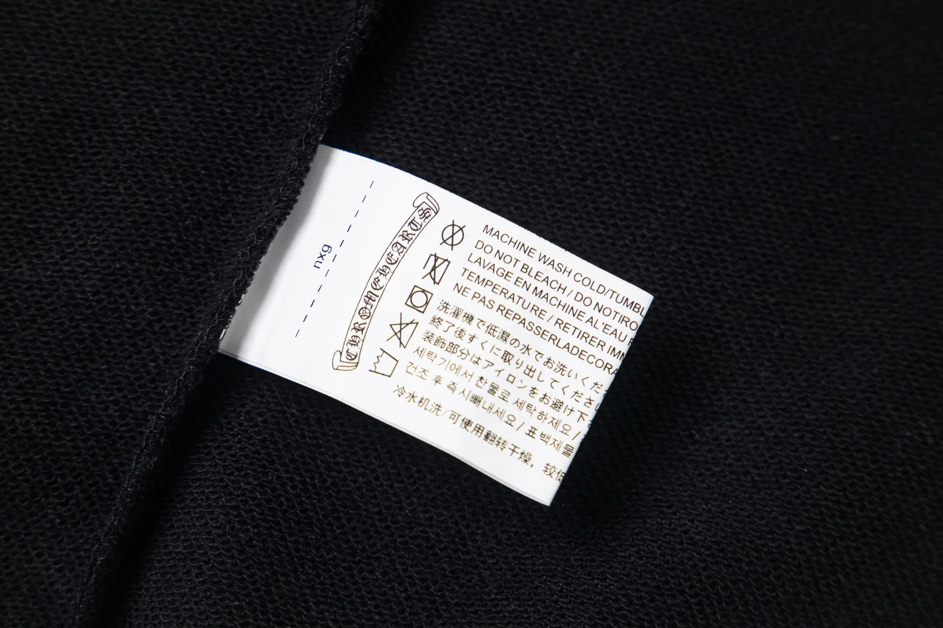 P290 model number: G503 Chrome Hearts DeadlyDoll co-branded new comic zipper long-sleeved hooded sweatshirt jacket 1️⃣ Purchased the original version, it is heavy enough and thick enough to feel heavy in the hand, the workmanship details are perfectly controlled, and the upper body effect is also very comfortable! 2️⃣ It is very youthful and energetic, and can be easily worn by both men and women. It is very in line with the fashion aesthetic concepts of today's young people, creating a casual and lazy fashion tone. It is a must-have for couples in autumn and winter! 3️⃣ Complete accessories, same style for men and women. Color: black, size: S, M, L, XL